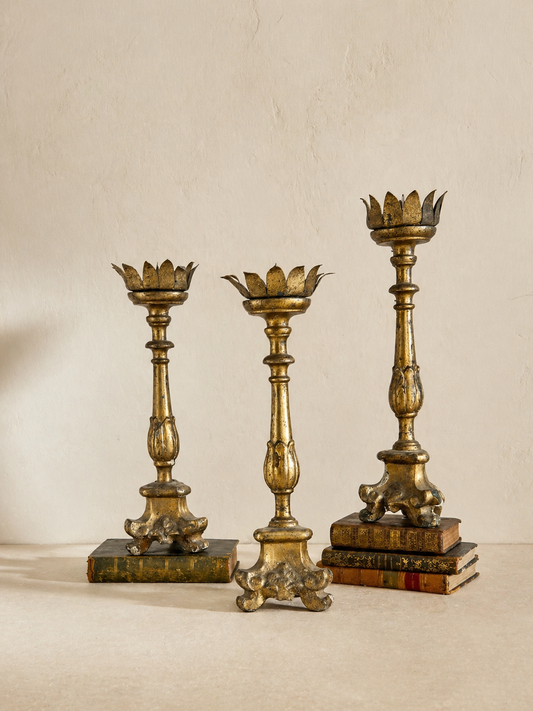 18TH CENTURY ITALIAN GILTWOOD CANDLESTICKS