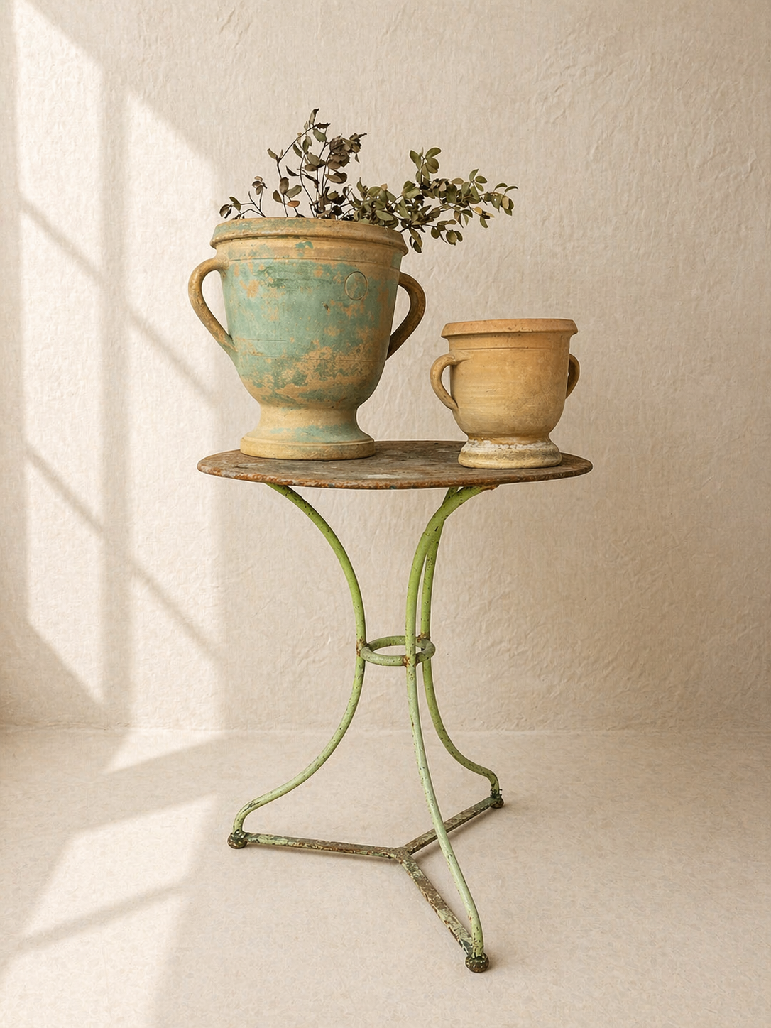 MACETERO FRANCÉS DE TERRACOTA CON PÁTINA VERDE S.XIX