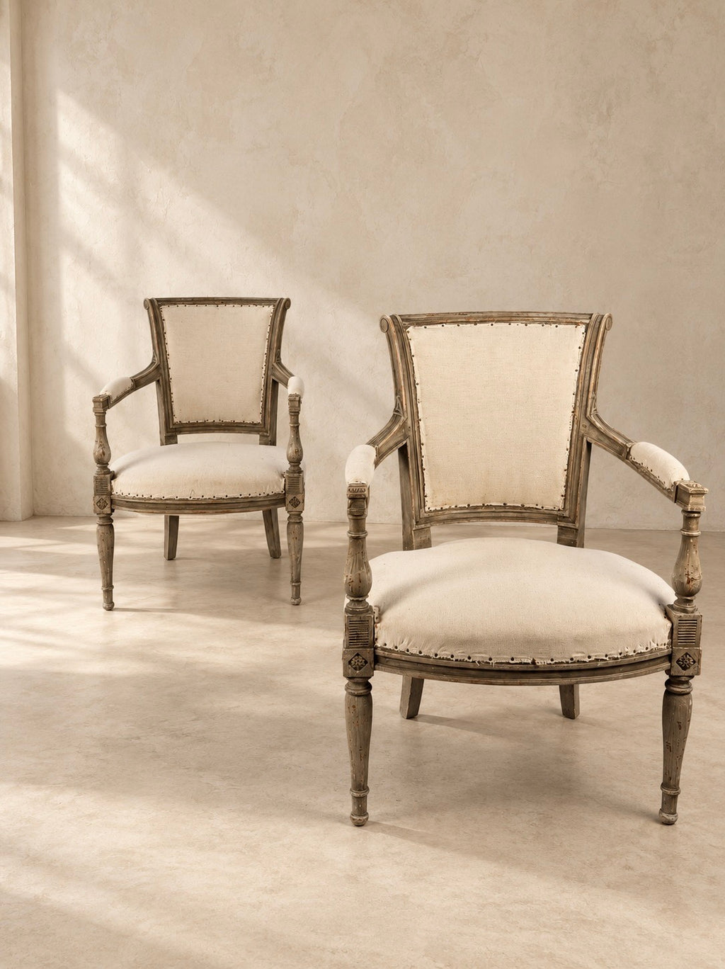 PAIRE DE FAUTEUILS DE STYLE DIRECTOIRE BELGES, XVIIIe SIÈCLE