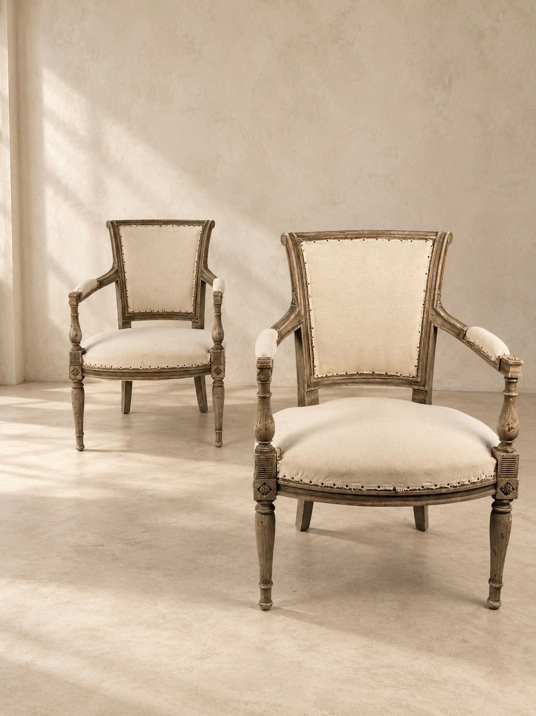 PAIRE DE FAUTEUILS DE STYLE DIRECTOIRE BELGES, XVIIIe SIÈCLE