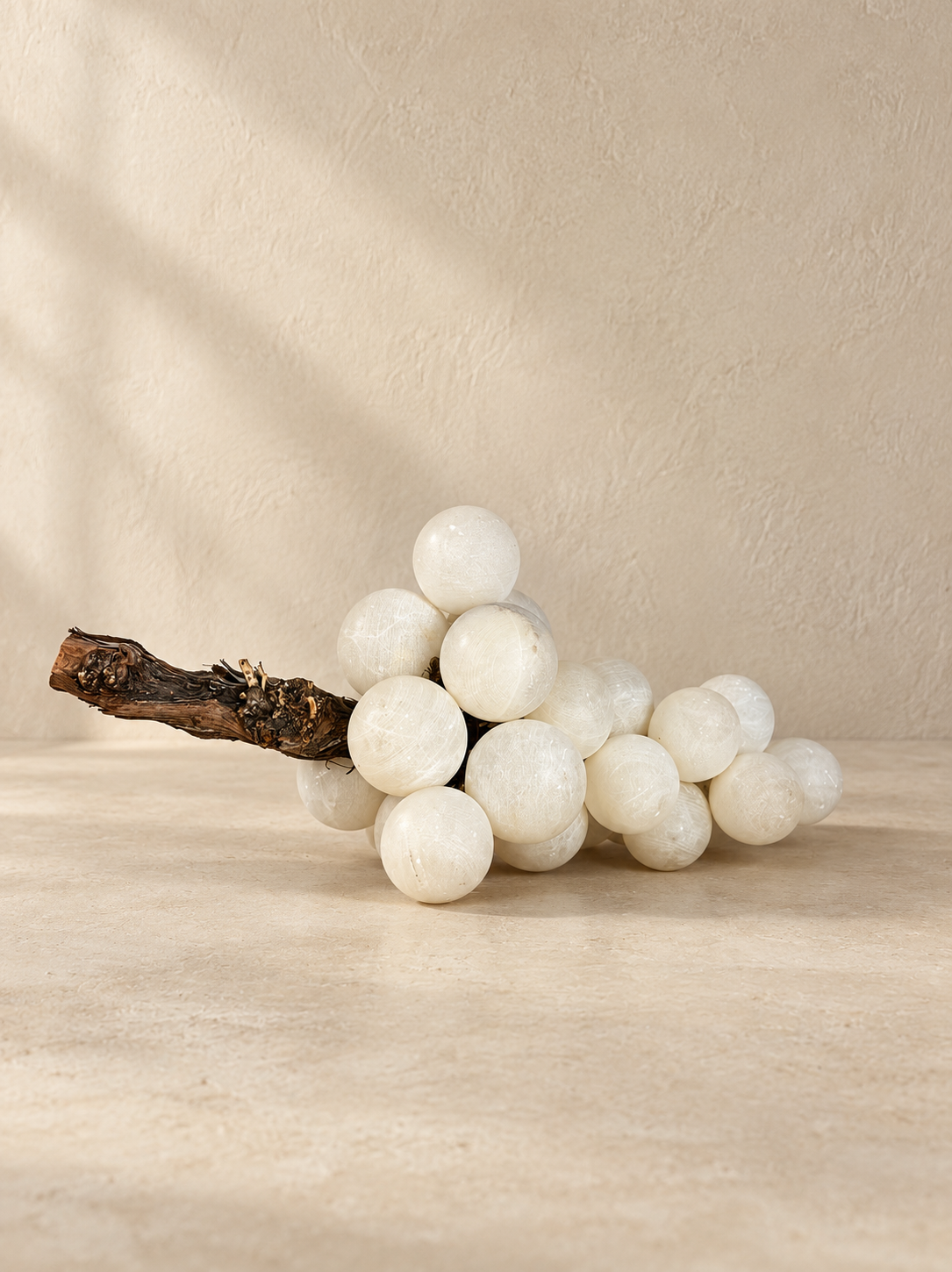 RAISIN SCULPTÉ EN ALBASTRE, MOYEN
