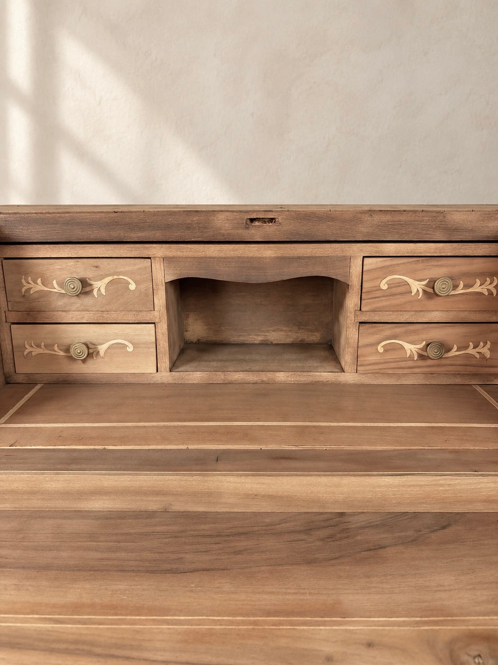 BUREAU DE INSPIRACIÓN LOUIS XV CON MARQUETERÍA