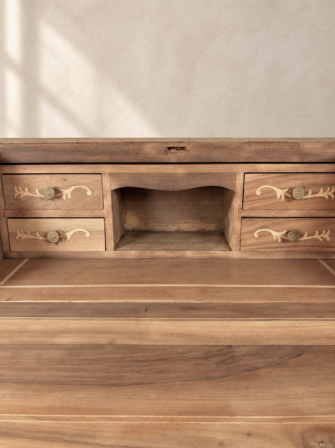 BUREAU DE INSPIRACIÓN LOUIS XV CON MARQUETERÍA