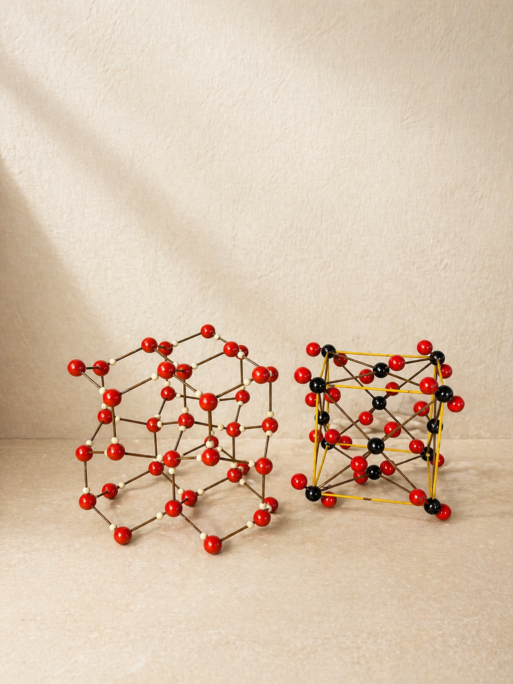 MODELO DE ESTRUCTURA MOLECULAR AMARILLO, NEGRO Y ROJO, AÑOS 50