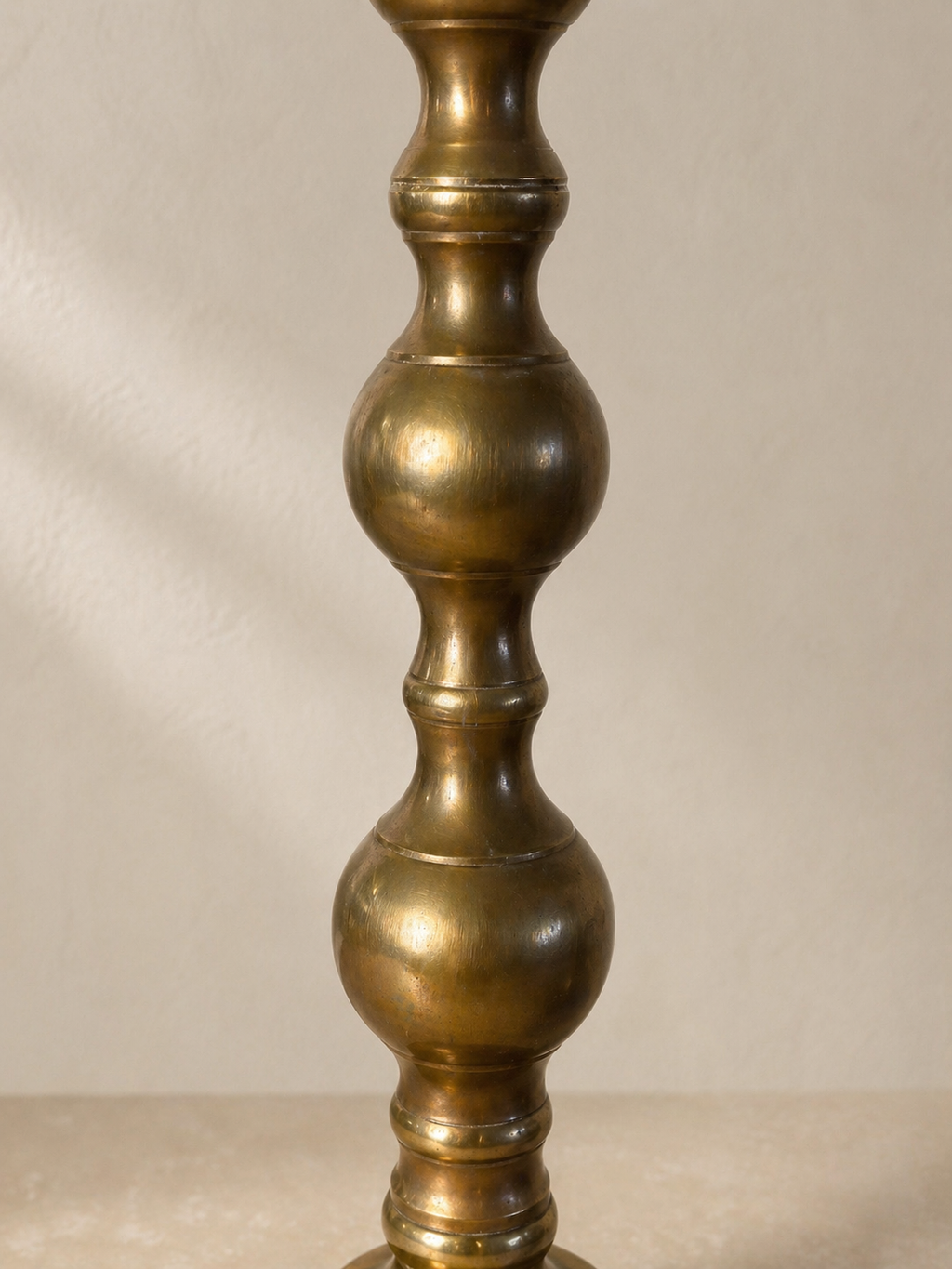 PAREJA DE CANDELEROS DE BRONCE DESMONTABLES HOLANDESES C.1900