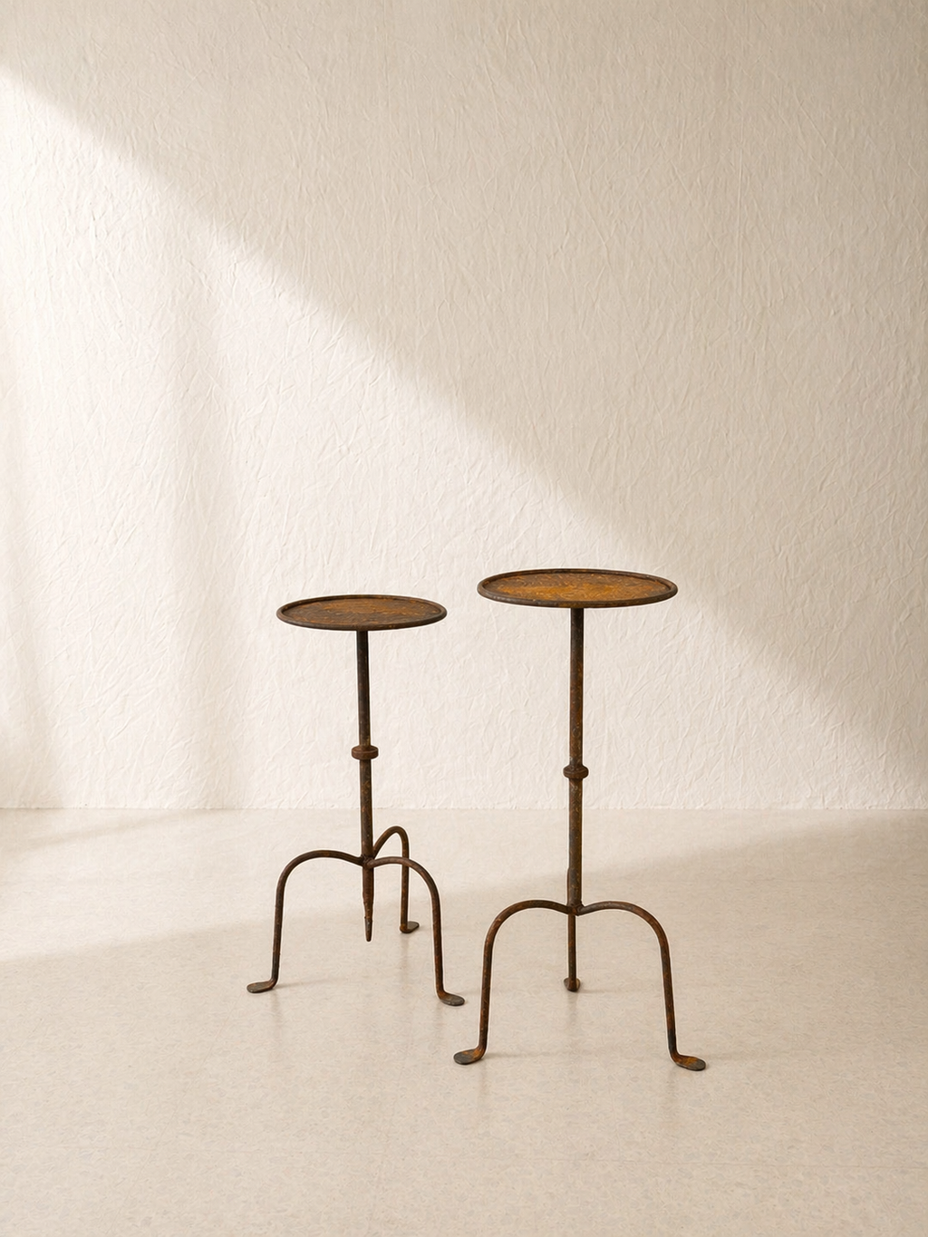 MESA MARTINI ARTESANAL DE HIERRO FORJADO CON PÁTINA