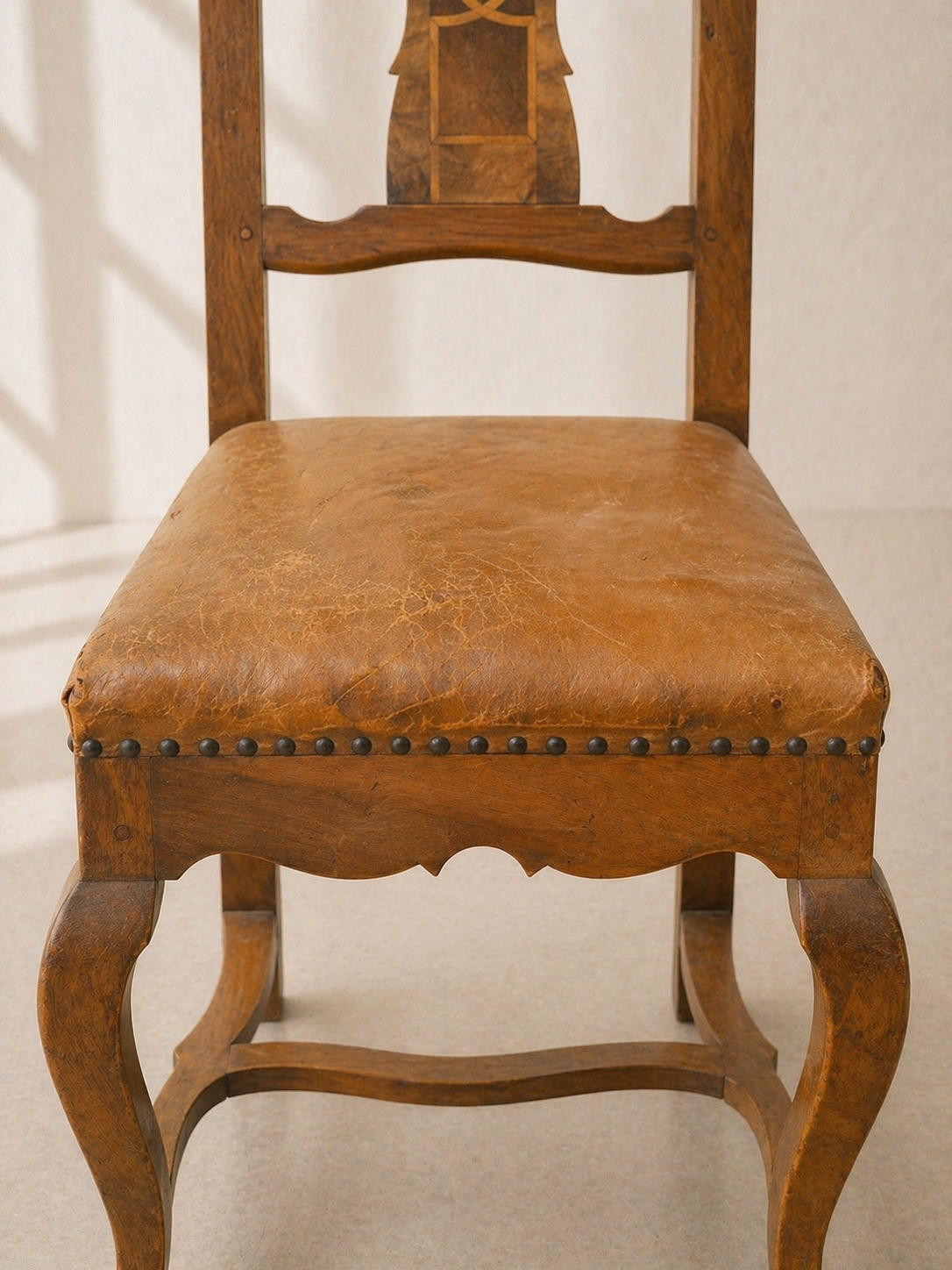 CONJUNTO DE 4 SILLAS DE NOGAL CON MARQUETERÍA C.1800