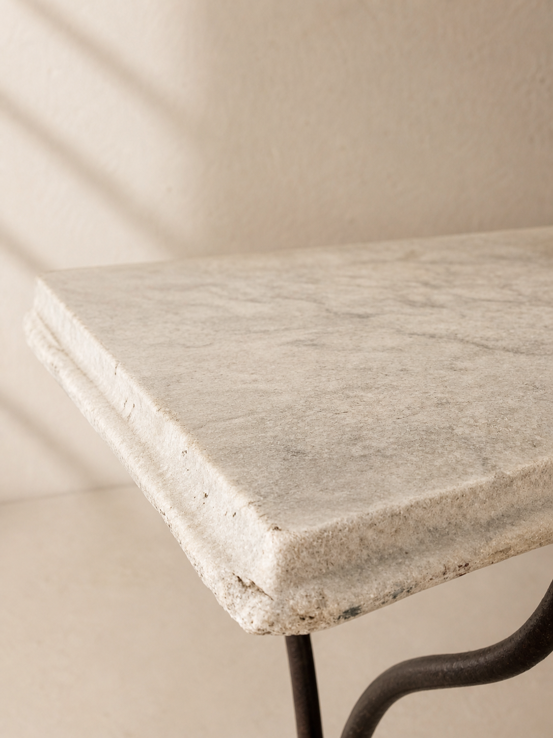 MESA AUXILIAR FRANCESA DE HIERRO Y MÁRMOL S.XIX