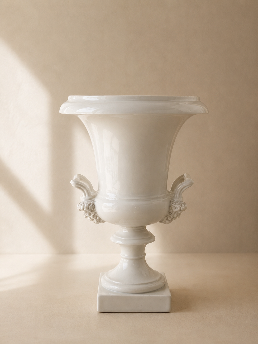 COPA DE ESTILO NEOCLÁSICO EN PORCELANA S.XIX