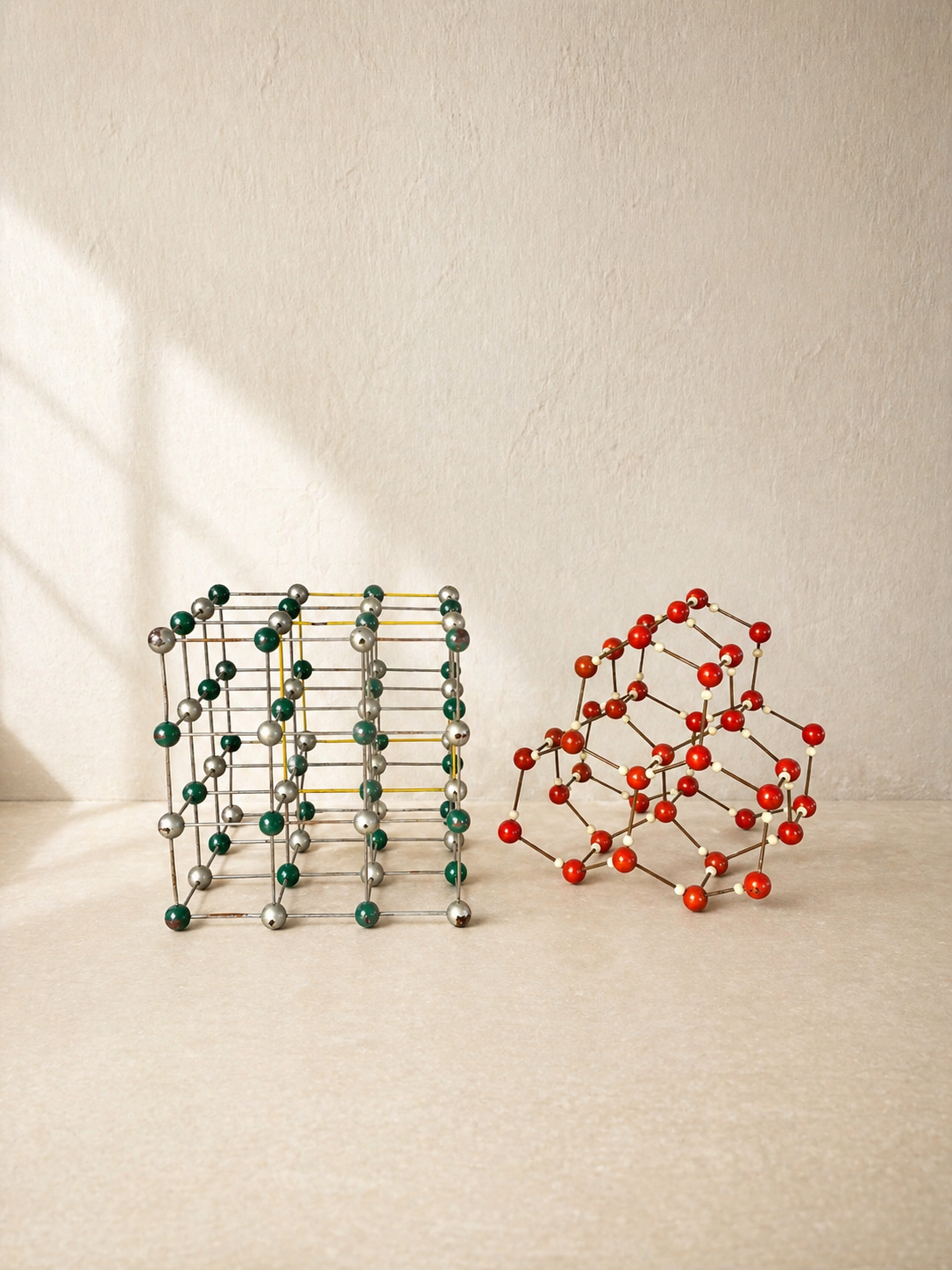MODELO DE ESTRUCTURA MOLECULAR VERDE Y BLANCO AÑOS 50