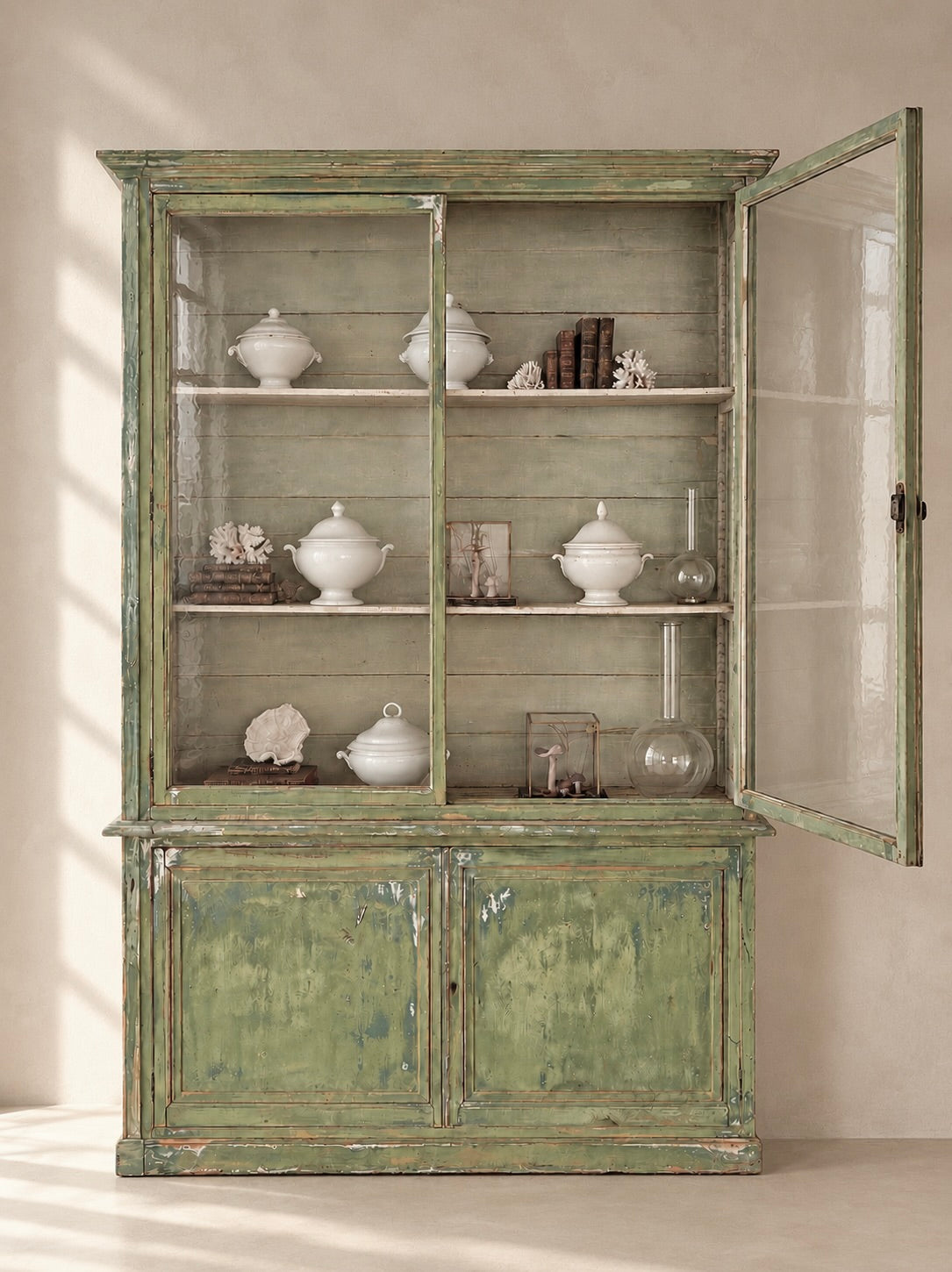 VITRINE FRANÇAISE AVEC VERRES SOUFFLÉS ET PEINTURE D’ORIGINE, VERS 1880