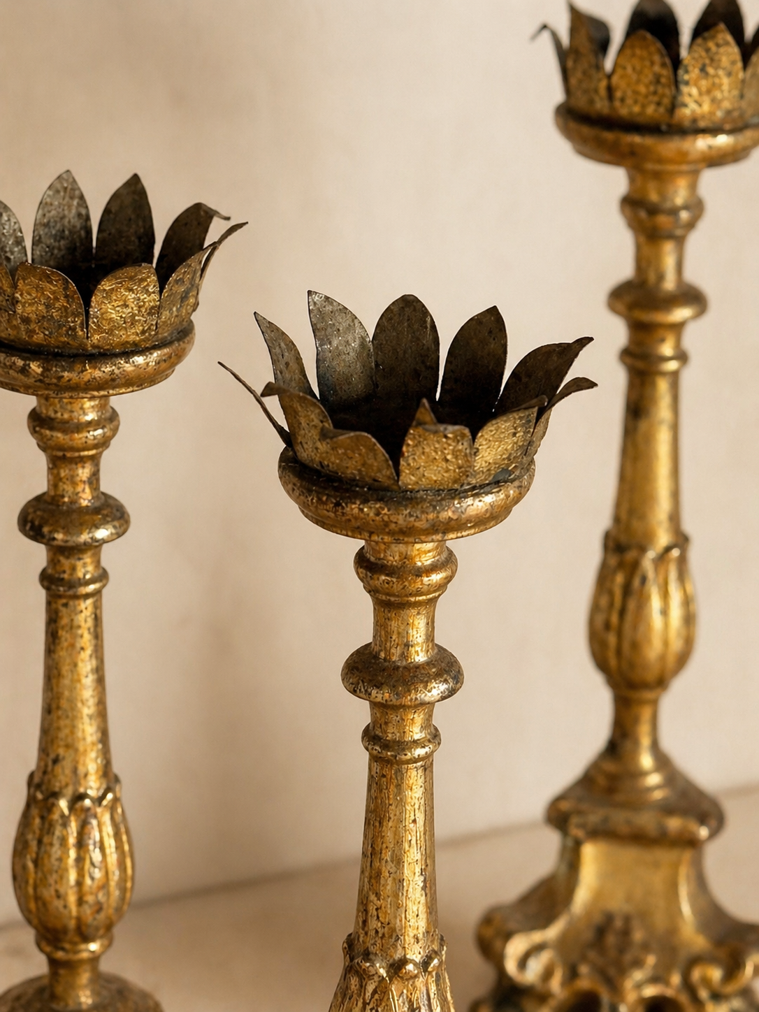 18TH CENTURY ITALIAN GILTWOOD CANDLESTICKS