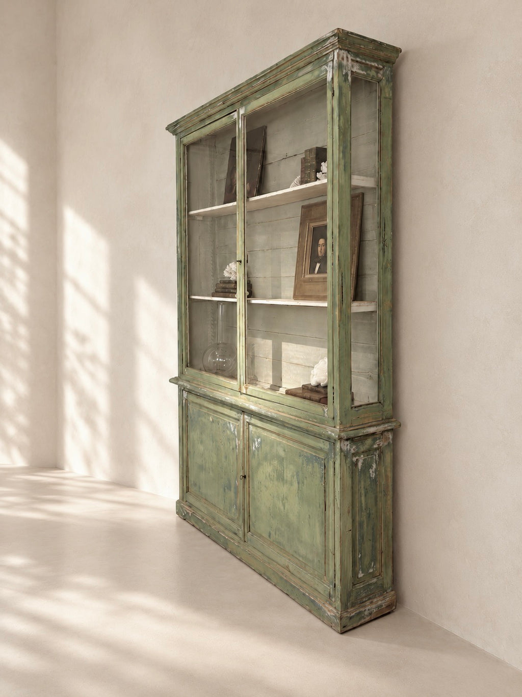 VITRINA FRANCESA CON VIDRIOS SOPLADOS Y PINTURA ORIGINAL, C.1880
