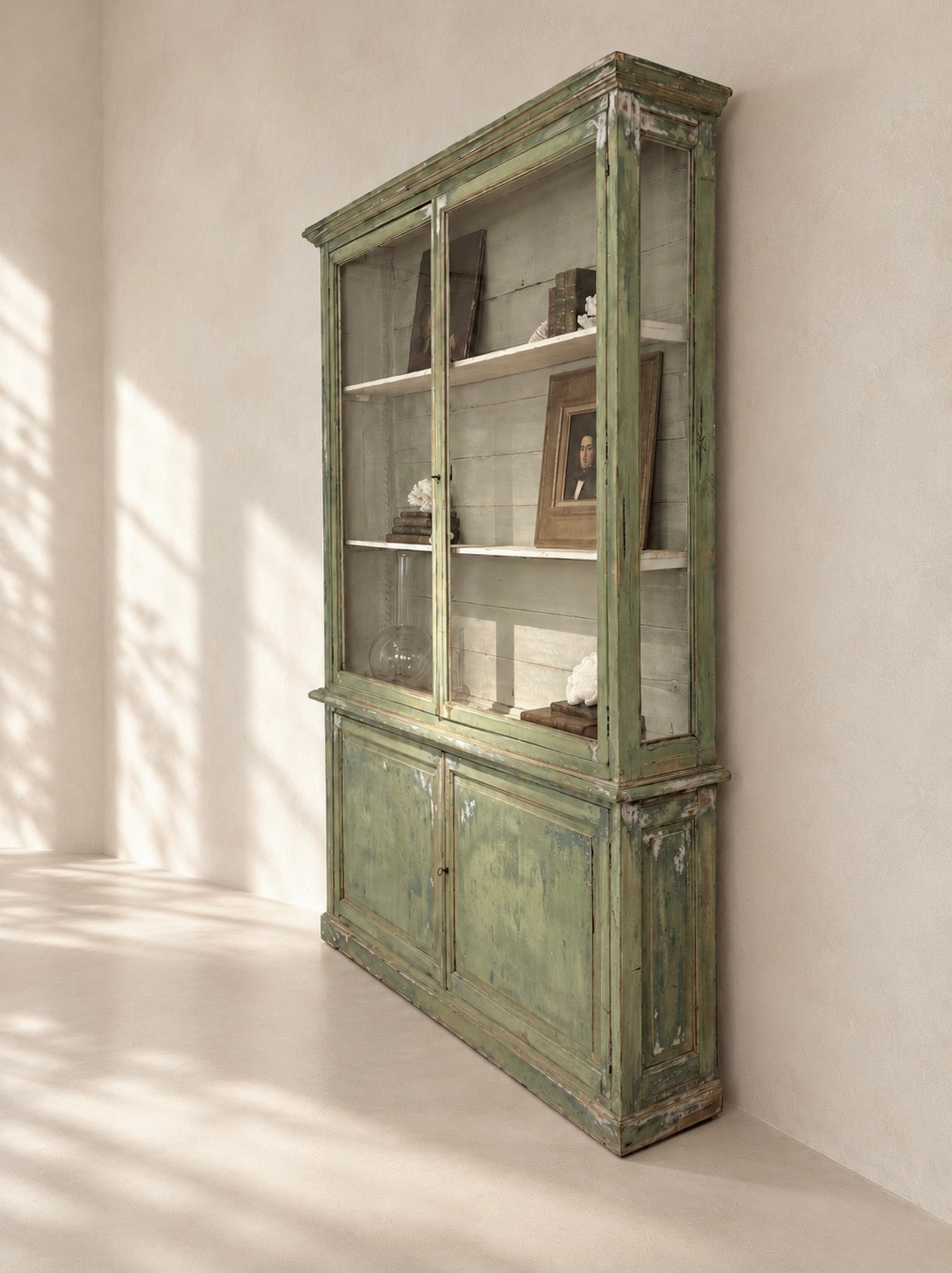 VITRINA FRANCESA CON VIDRIOS SOPLADOS Y PINTURA ORIGINAL, C.1880