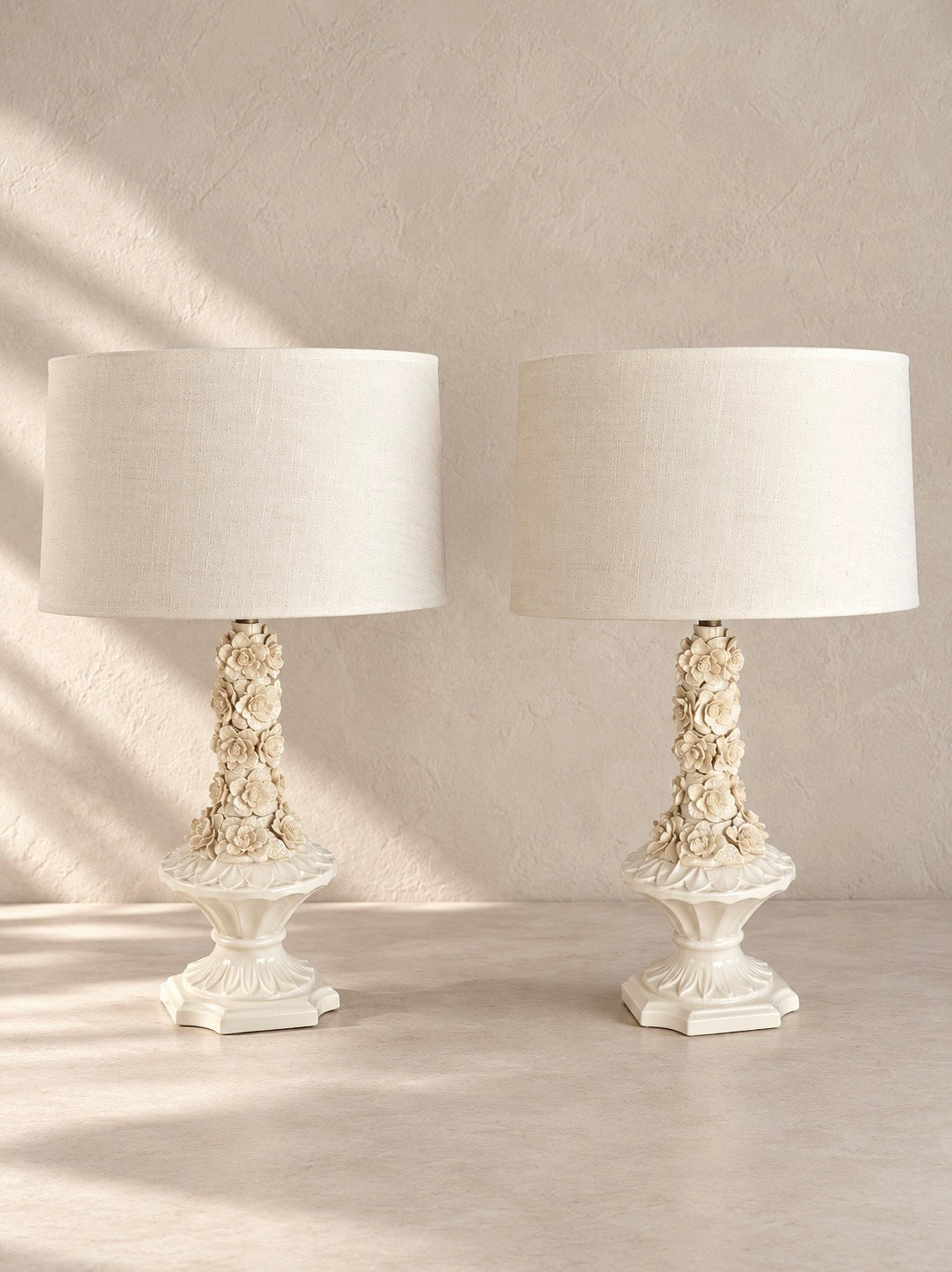 PAIRE DE LAMPES EN ÉPAISSEUR DE VERRE À MOTIFS FLORAUX, ANNÉES 50