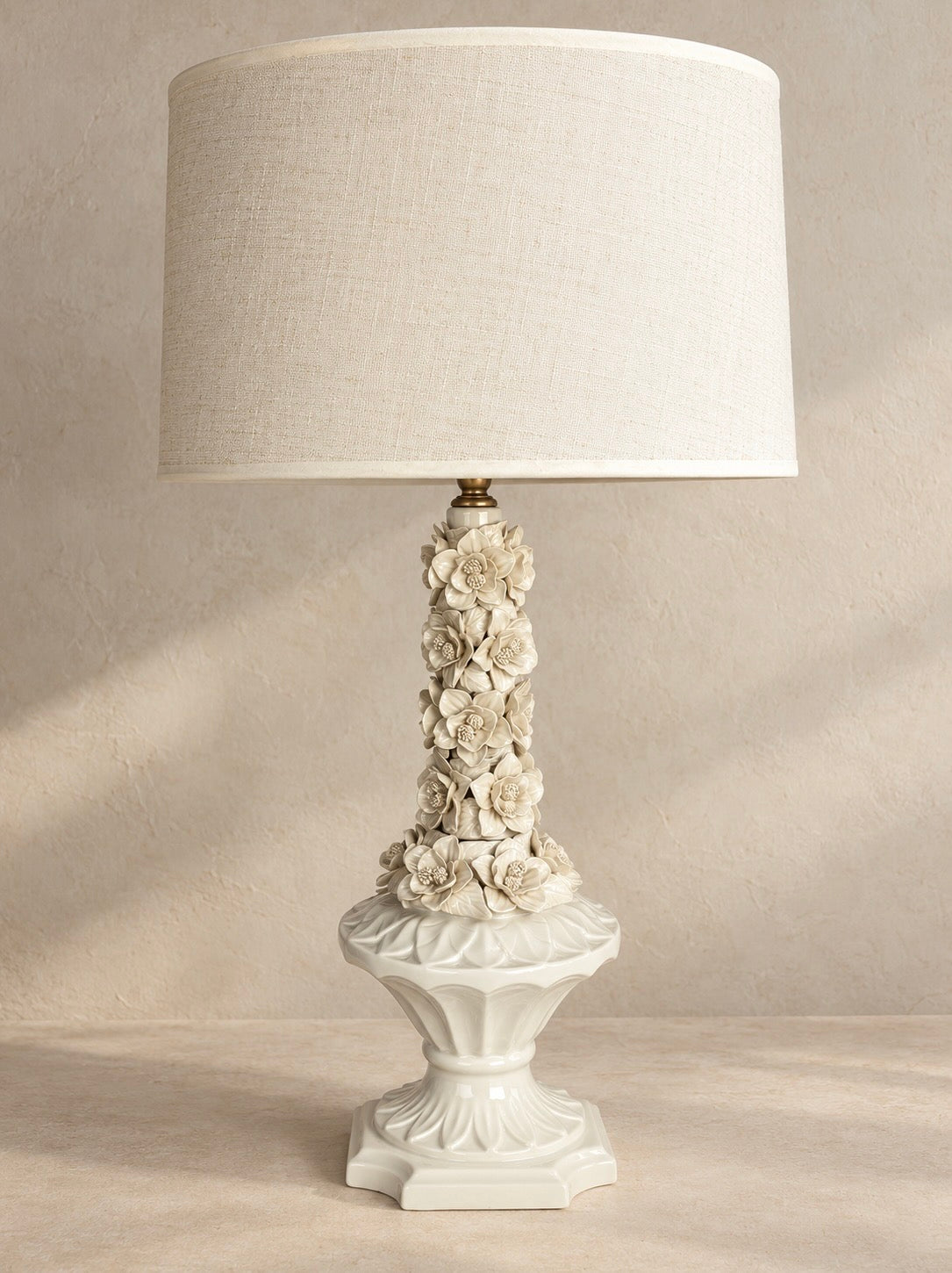 PAIRE DE LAMPES EN ÉPAISSEUR DE VERRE À MOTIFS FLORAUX, ANNÉES 50