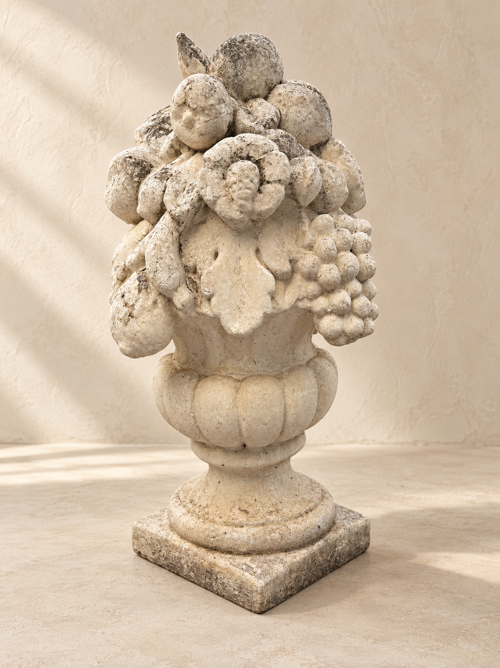 PAIR OF ORNAMENTAL FRENCH FRUIT BOWLS. 20TH CENTURY