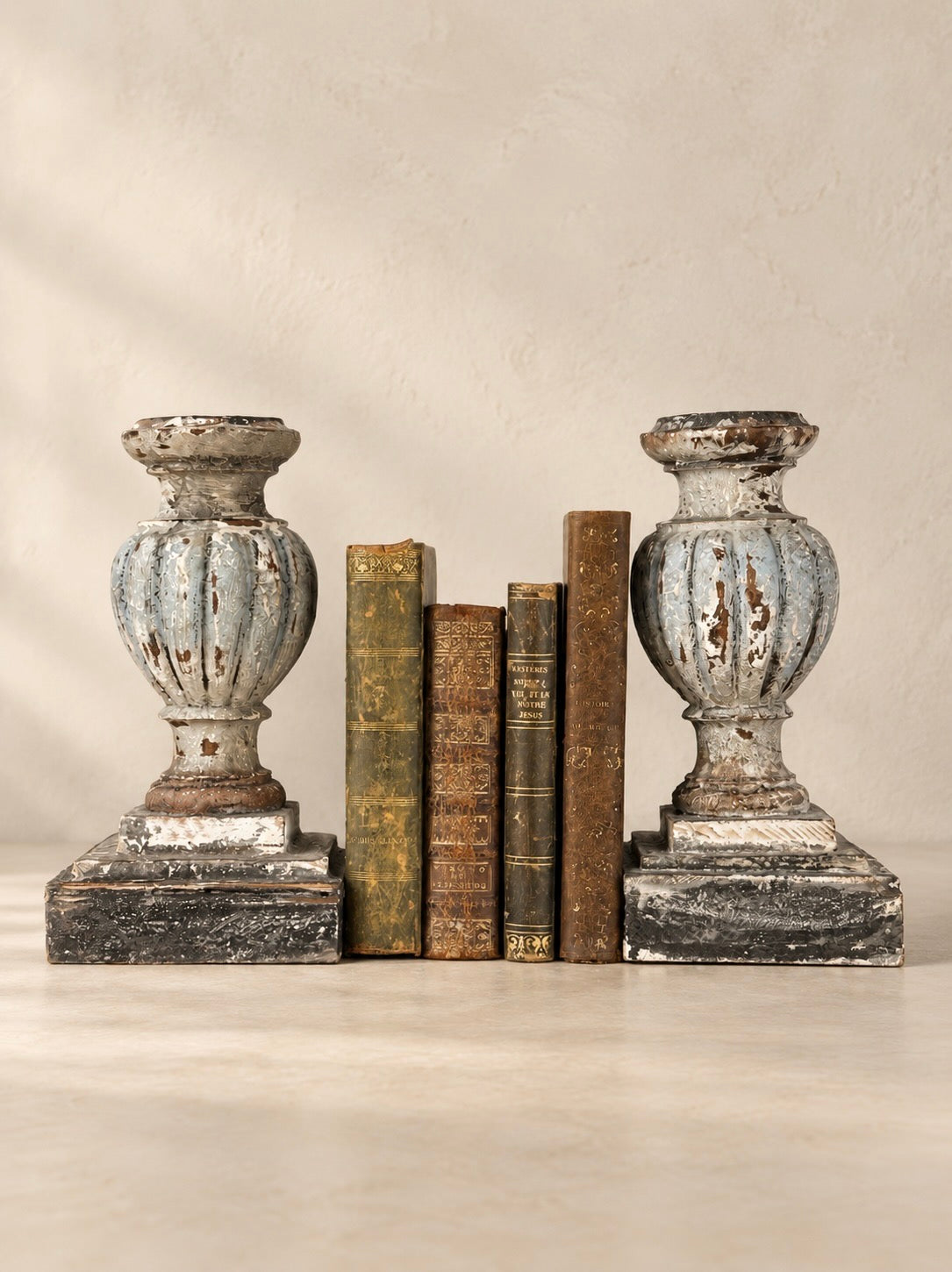 PAIRE D’ÉLÉMENTS EN BOIS POLYCHROMÉ À CORPS CANNELÉ, XIXe SIÈCLE