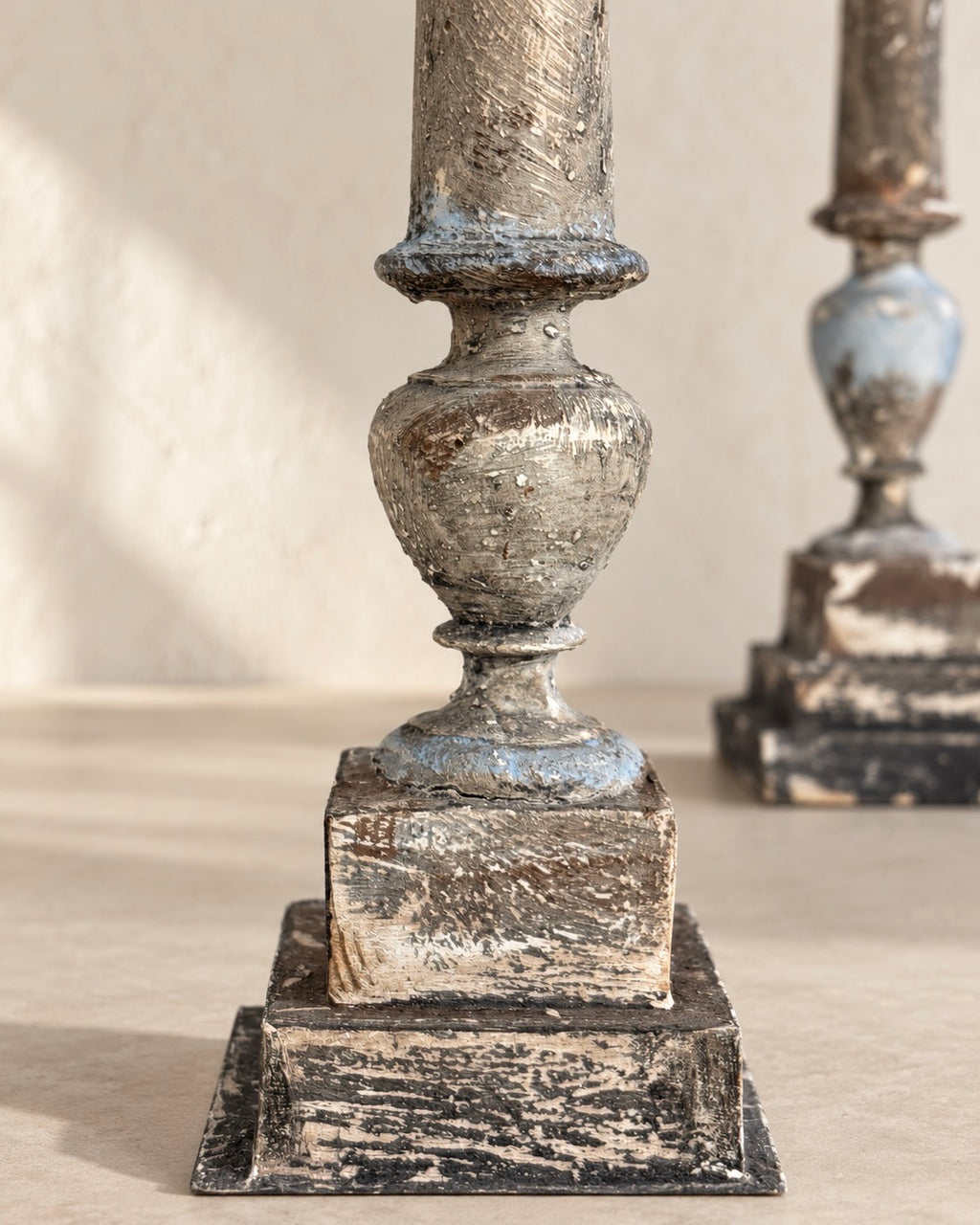 PAREJA DE ELEMENTOS DE MADERA POLICROMADA CON COLUMNA ABALAUSTRADA S.XIX
