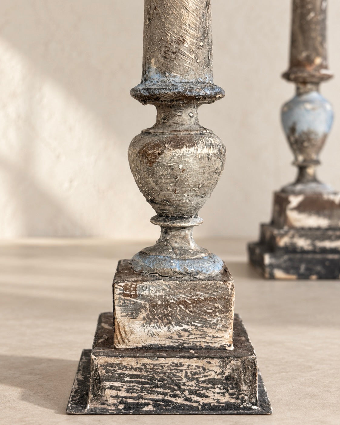 PAIRE D’ÉLÉMENTS EN BOIS POLYCHROMÉ AVEC COLONNE BALAUSTRE DU XIXE SIÈCLE