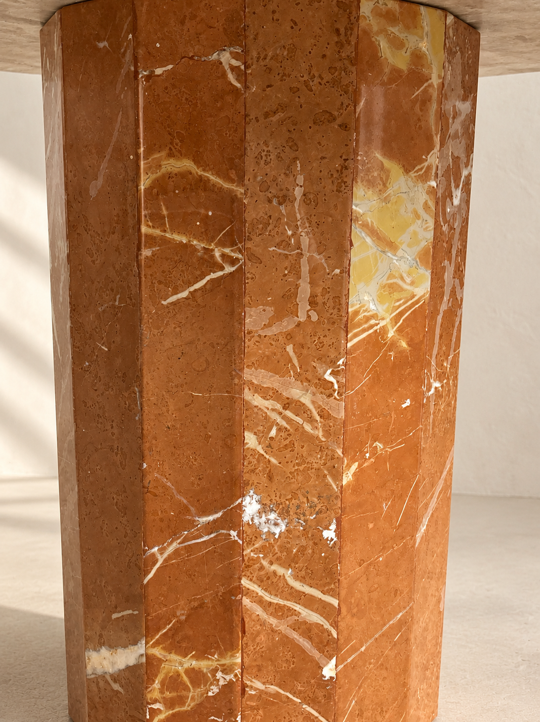 TABLE RONDE ITALIENNE EN MARBRE, ANNÉES 70