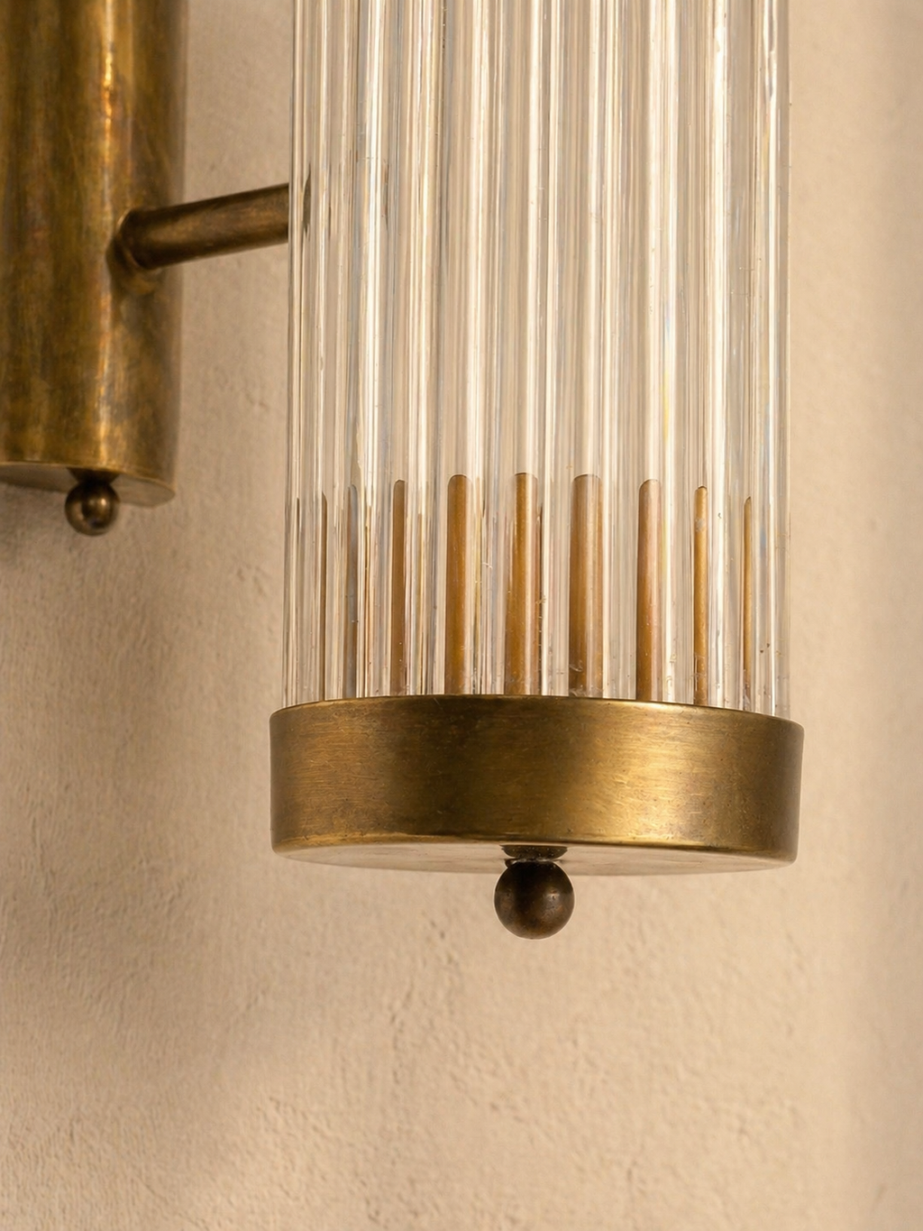 APLIQUE ITALIANO EN LATÓN CON TUBOS DE CRISTAL DE INSPIRACIÓN ART DECÓ