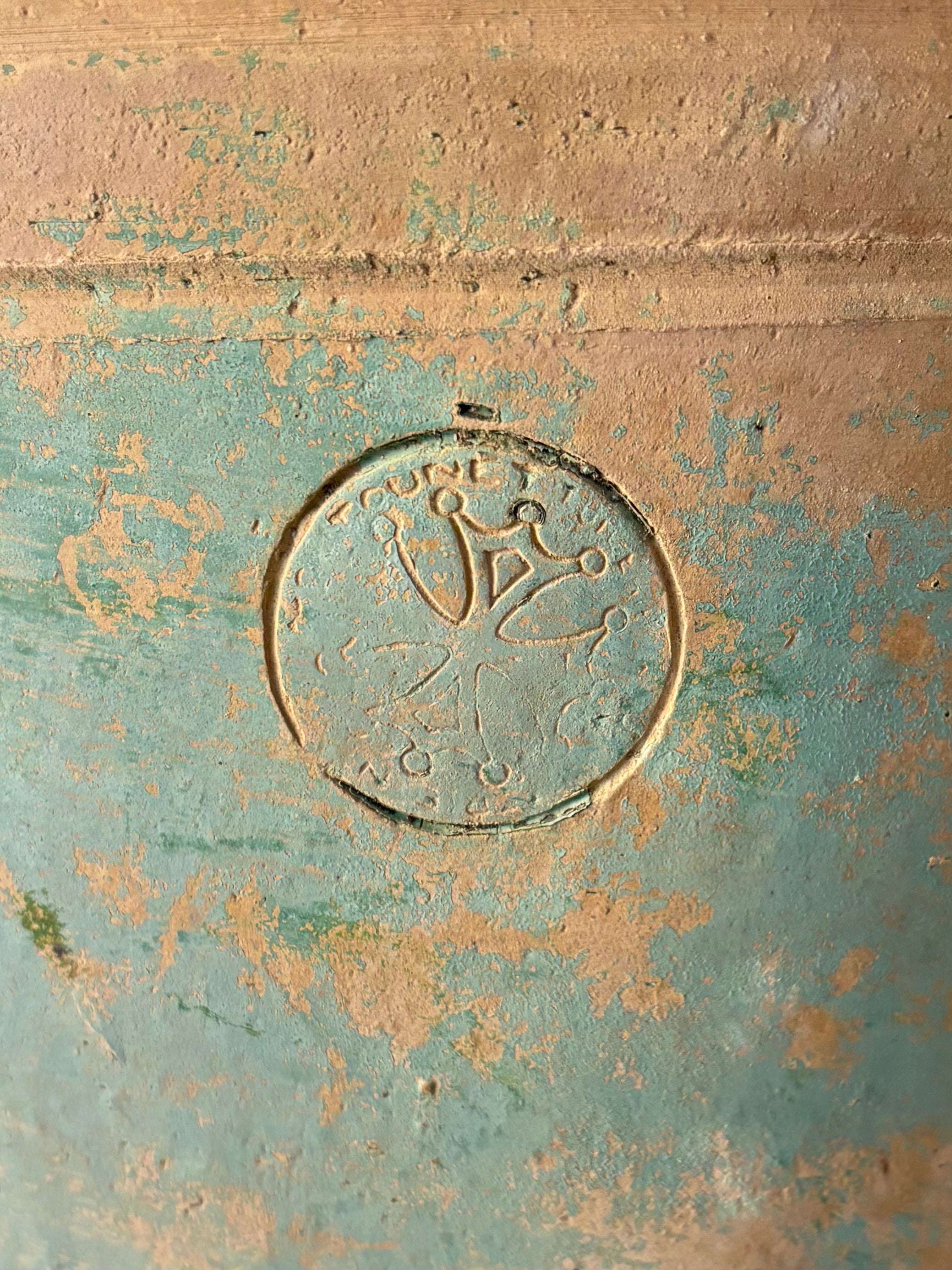 MACETERO FRANCÉS DE TERRACOTA CON PÁTINA VERDE S.XIX