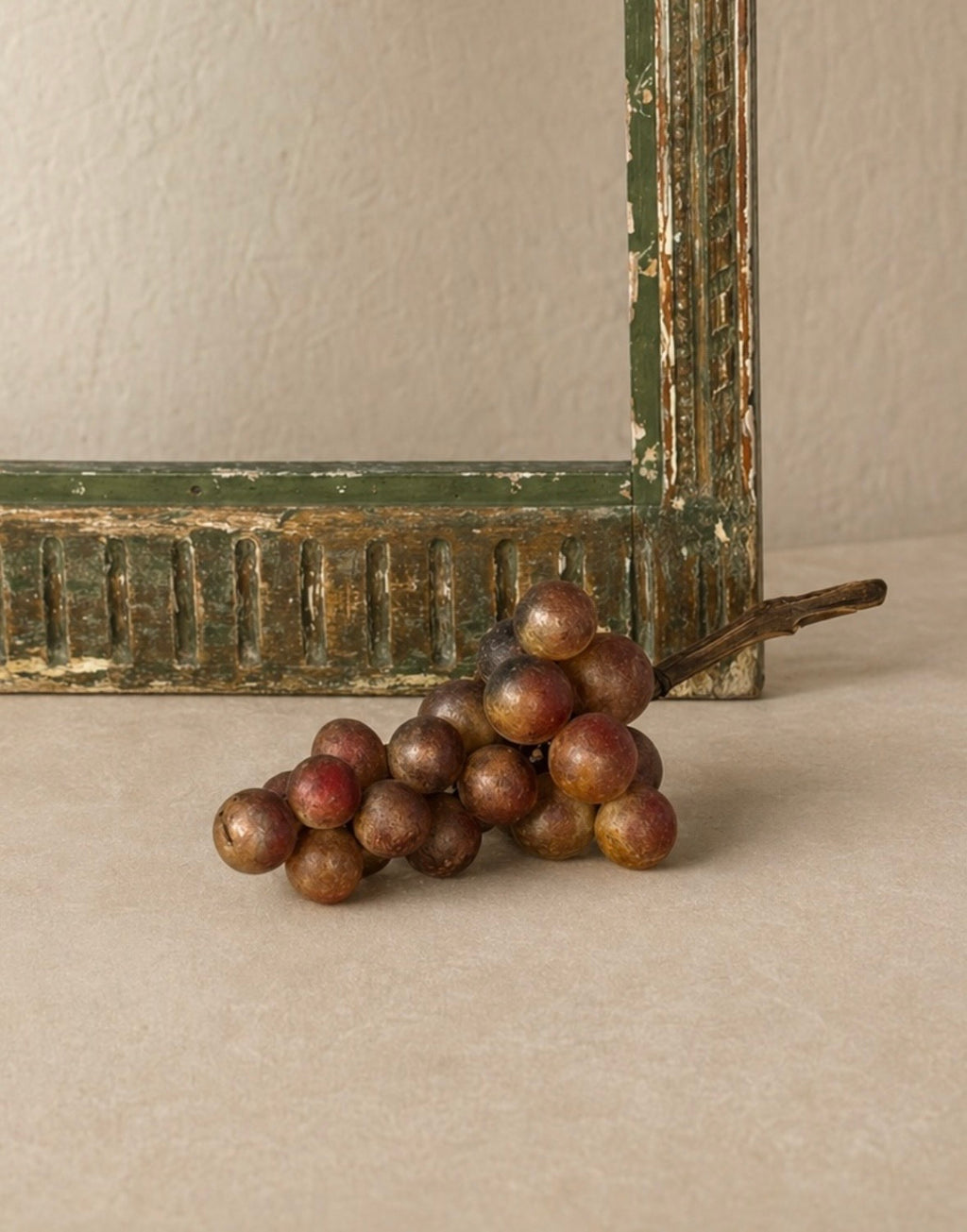 RACIMO DE UVAS DE ALABASTRO TALLADAS Y PINTADAS A MANO EN ITALIA AÑOS 50
