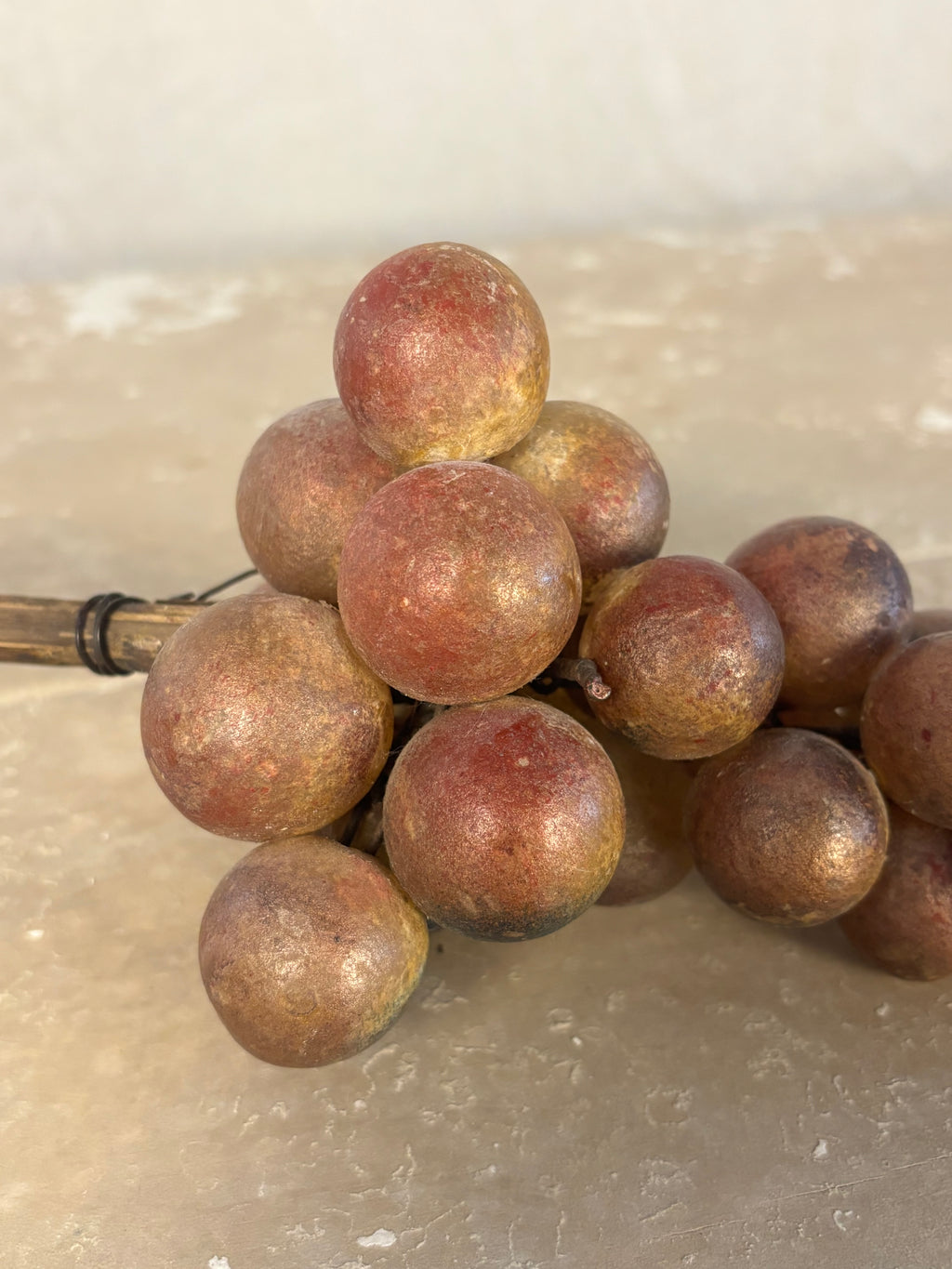 RACIMO DE UVAS DE ALABASTRO TALLADAS Y PINTADAS A MANO EN ITALIA AÑOS 50