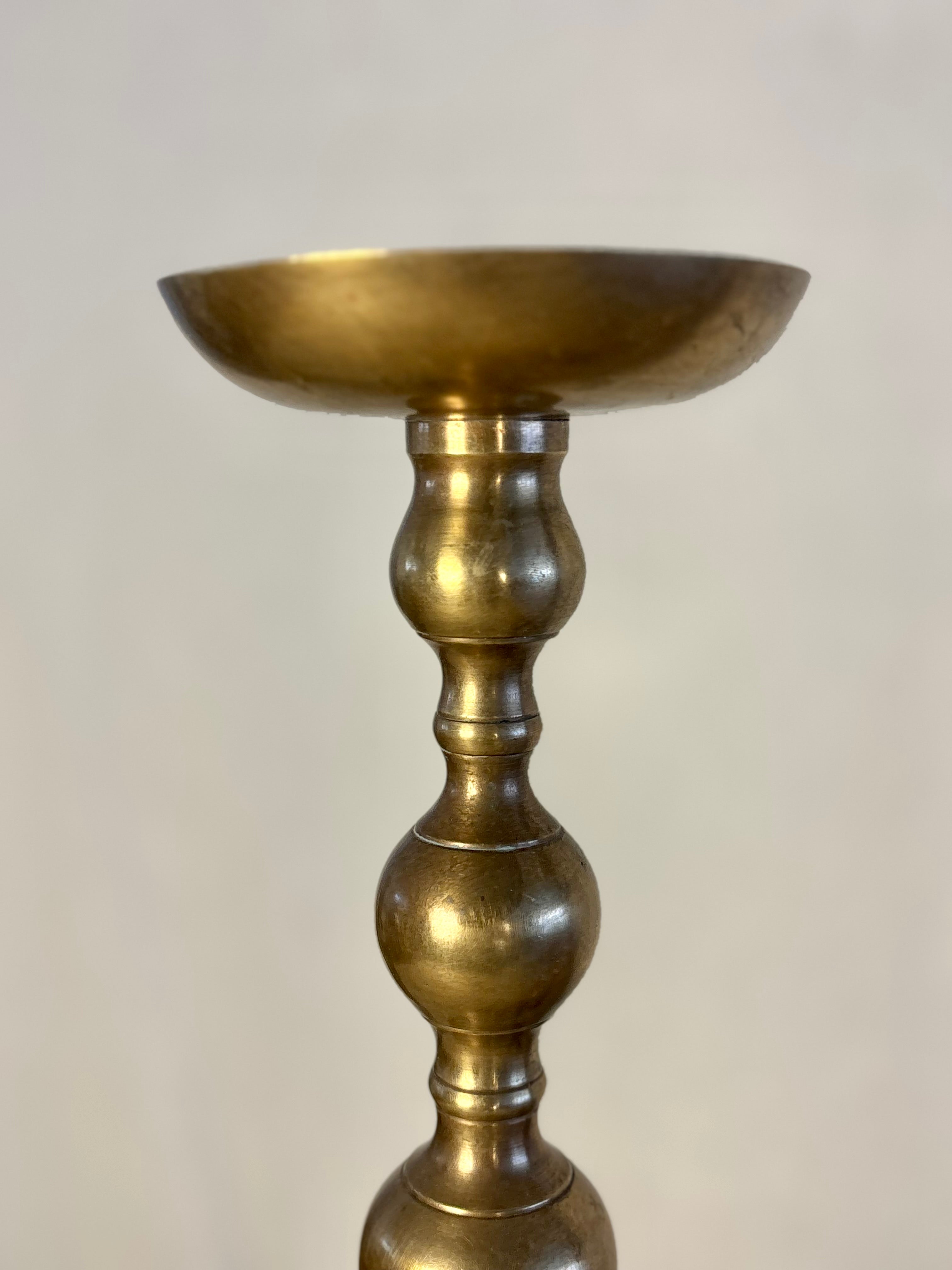 PAREJA DE CANDELEROS DE BRONCE DESMONTABLES HOLANDESES C.1900