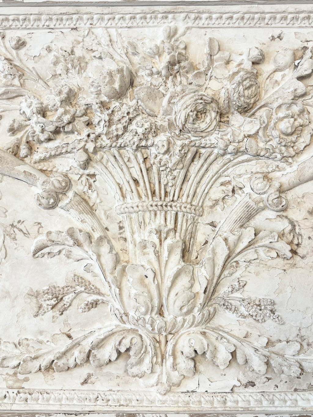 PANNEAU EN PLATRE AVEC MOTIFS NÉOCLASSIQUES XL, FRANCE VERS 1900