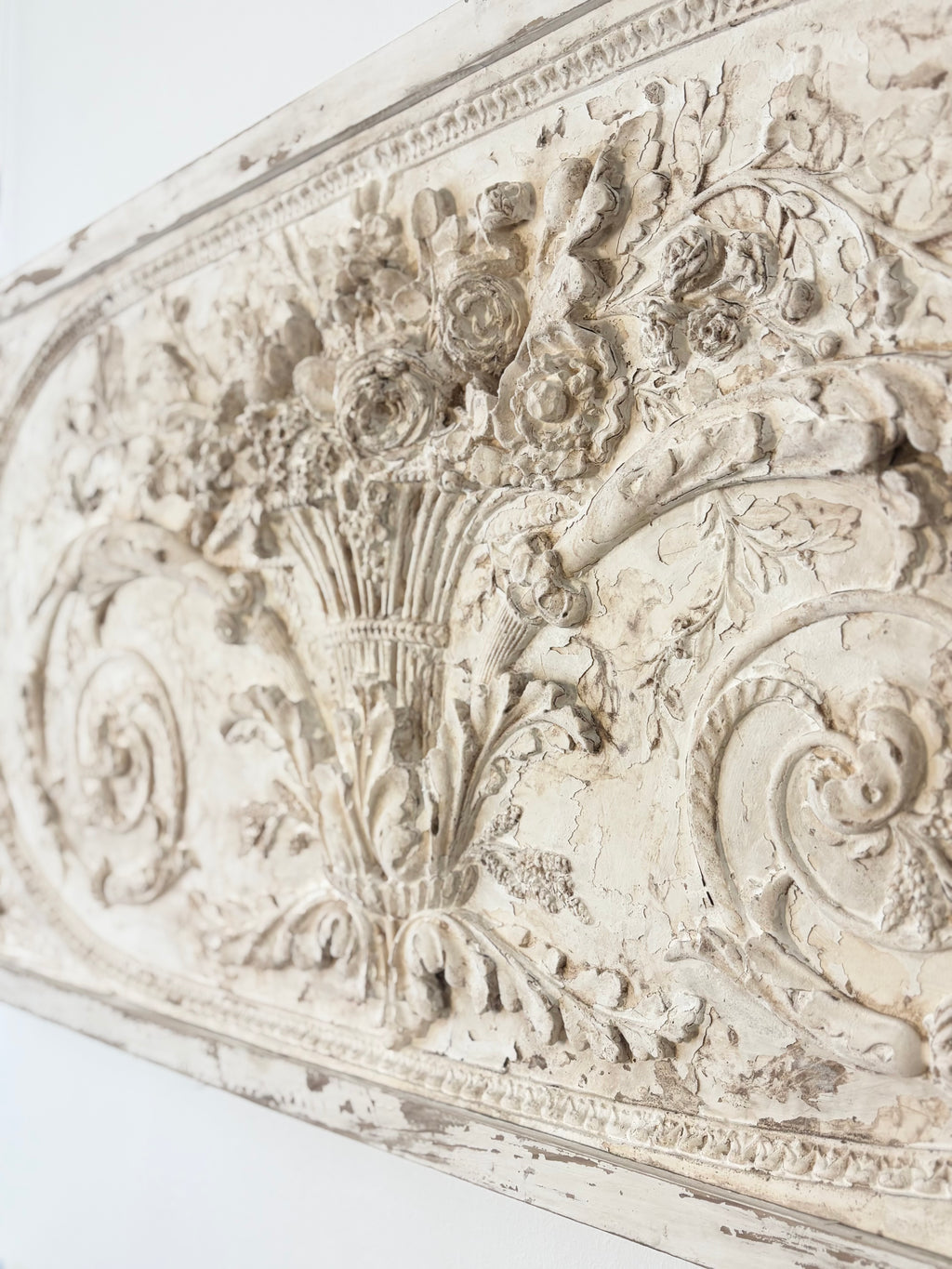 PANNEAU EN PLATRE AVEC MOTIFS NÉOCLASSIQUES XL, FRANCE VERS 1900