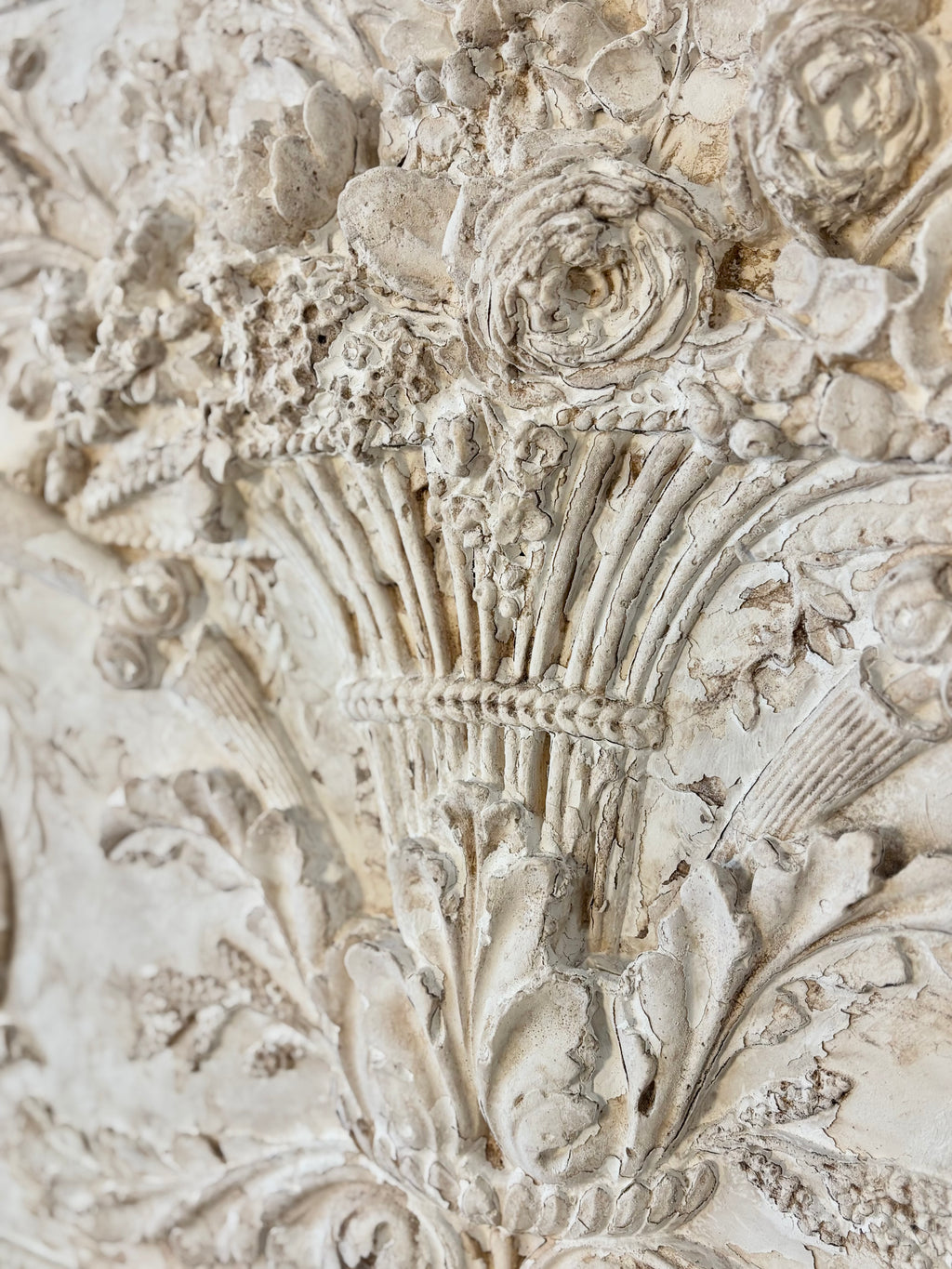 PANNEAU EN PLATRE AVEC MOTIFS NÉOCLASSIQUES XL, FRANCE VERS 1900