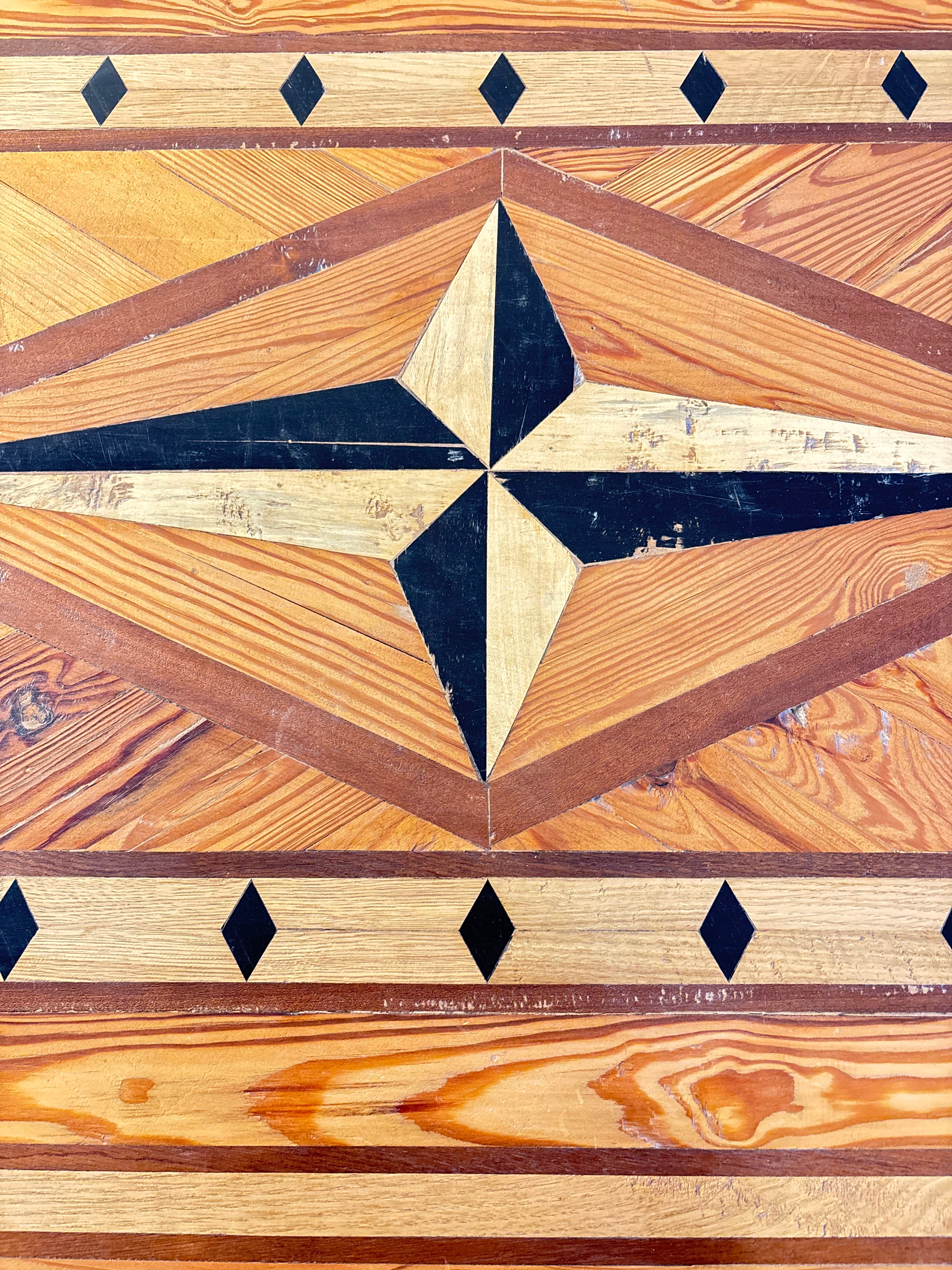 MESA DE MARQUETERÍA CON MOTIVOS GEOMETRICOS C.1900