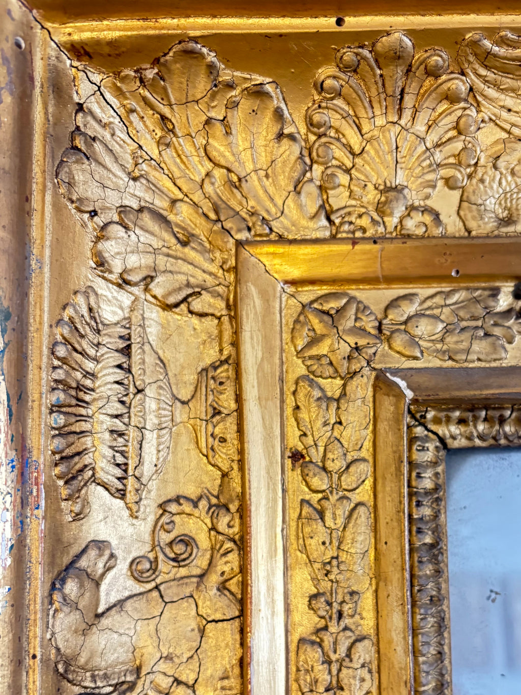 GRAN ESPEJO FRANCÉS DE ÉPOCA IMPERIO CON MOTIVOS MITOLÓGICOS C.1810